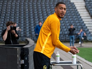 YB-Stürmer Guillaume Hoarau desinfiziert seine Hände.