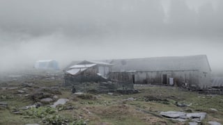 Blick auf eine Alphütte im Nebel Blick auf eine Alphütte im Nebel