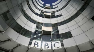 BBC-Logo in einem Innenhof.