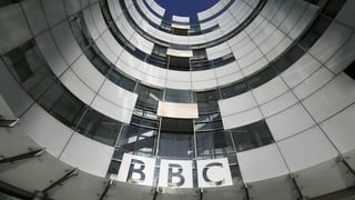 BBC-Logo in einem Innenhof. BBC-Logo in einem Innenhof.