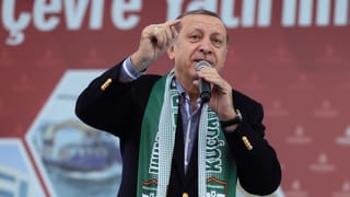 Erdogan spricht zu Anhängern. Erdogan spricht zu Anhängern.