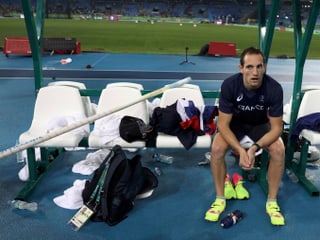 Renaud Lavillenie sitz auf einem Stuhl mitten im Stadion