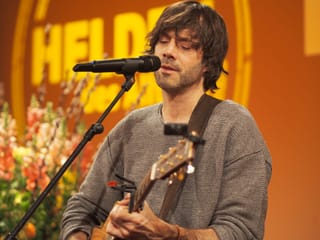 Adrian Stern auf der Bühne mit Gitarre.