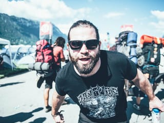Festivalbesucher mit Sonnenbrille Festivalbesucher mit Sonnenbrille
