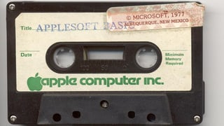 Musikkasette, die mit APPLESOFT BASIC beschriftet ist.