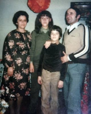 Eine Familie mit Tochter und Sohn posiert für die Kamera. Eine Familie mit Tochter und Sohn posiert für die Kamera.