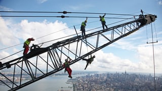 Arbeiter auf einem Kran in New York.