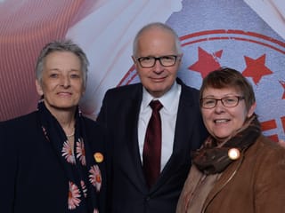 Benevol-Vertreterinnen und Ruedi Matter posieren für ein Gruppenbild.