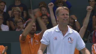 Der niederländische Coach freut sich.