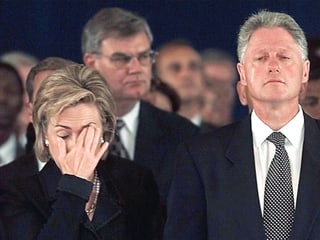 Hillary Clinton reibt sich im Aug. Neben ihr rollt Bill Clinton eine Träne über die Wange.