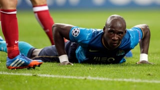 Eliaquim Mangala stützt sich mit beiden Händen am Boden ab. Eliaquim Mangala stützt sich mit beiden Händen am Boden ab.