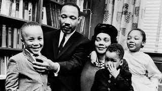 Martin Luther King im Kreise seiner Frau und seiner drei Kinder.