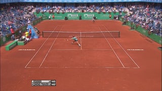 Federer bei einem Netz-Angriff.