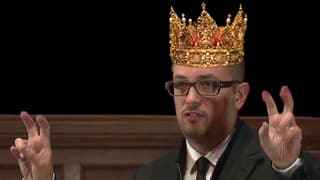 Das Bild zeigt eine Montage: Fabian Thylmann an einer Rede bei der Oxford Union, im Anzug und Krawatte, mit aufgesetzer Königskrone.