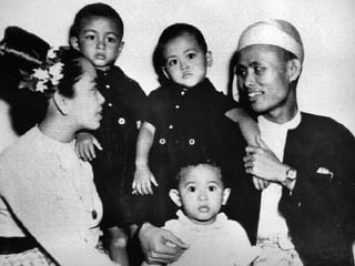 Ein Porträt der Familie von Aung San Suu Kyi. Eine Aufnahme von 1947