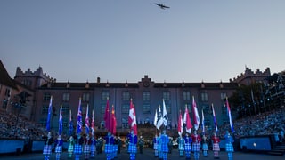 Flugzeug über Tattoo-Arena