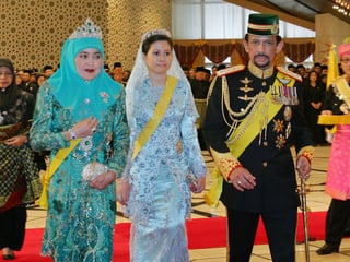 Der Sultan von Brunei mit seiner Erstfrau (l.) und seiner dritten Frau, von der wieder geschieden ist.