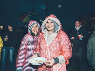 Es wird heiter in die Nacht hinein gefeiert.