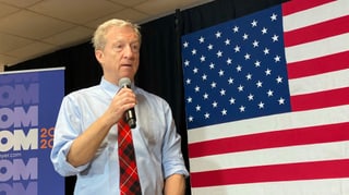 Tom Steyer spricht in ein Mikrofon Tom Steyer spricht in ein Mikrofon