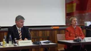 Gerhard Zimmermann, links, im Anzug, mit weiss-rot gestreifter Krawatte sowie Birgitt Bloss mit Brille im roten Blazer. Gerhard Zimmermann, links, im Anzug, mit weiss-rot gestreifter Krawatte sowie Birgitt Bloss mit Brille im roten Blazer.