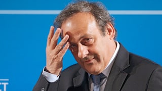Michel Platini kratzt sich an der Stirn