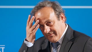 Michel Platini kratzt sich an der Stirn Michel Platini kratzt sich an der Stirn