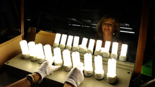 Osram-Mitarbeiterin kontrolliert Energiesparlampen auf ihre Funktionstüchtigkeit