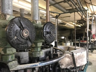Historische Maschinen, die zur Herstellung von Glühlampen diente. 