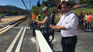 Simone Wisler und Daniel Schoop packen eine Bahnschranke aus. 