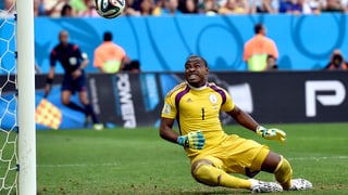Im Achtelfinal springt ein Schuss der Franzosen - beobachtet von Vincent Enyeama - von der Latte ins Feld zurück.