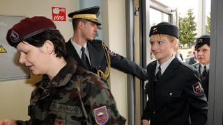 Slowenische Soldatinnen treten in ein Gebäude ein