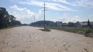 Hochwasser im verbreiterten Flussbett der Emme Hochwasser im verbreiterten Flussbett der Emme