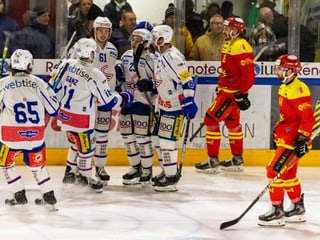 Der EHC Kloten und der HC Sierre. Der EHC Kloten und der HC Sierre.
