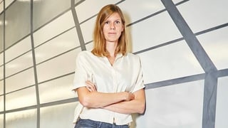 Eine Frau in Jeans und weisser Bluse. Eine Frau in Jeans und weisser Bluse.