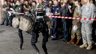 Thailändische und US-amerikanische Soldaten schauen sich eine Präsentation des Roboters Big Dog an..