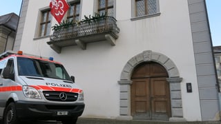 Polizeiauto vor dem Rathaus in Stans.