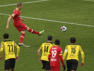 Lars Bender schiesst Strafstoss in Dortmund.