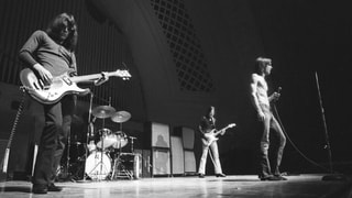 Schwarzweissbild: Rockband auf einer Bühne