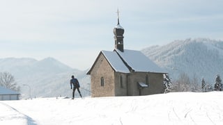 Mann vor Kapelle in Einsiedeln