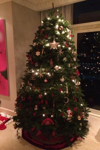 Der Weihnachtsbaum von Familie Federer üppig geschmückt.