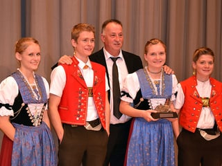 Vier junge Menschen in Appenzeller Tracht.