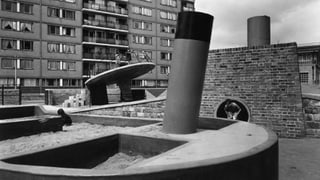 Spielplatz der Siedlung «Churchill Garden», 1956 in London.