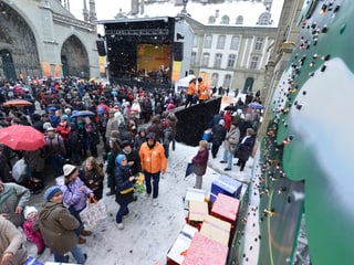 Münsterplatz mit Menschen.