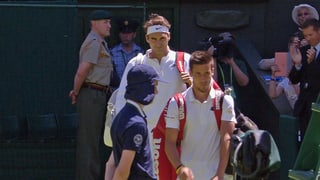 Dzumhur und Federer betreten den Rasen.
