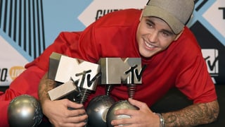 Justin Bieber in rot gekleidet: Er hält seine fünf Awards