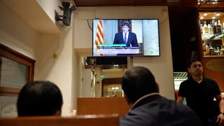 Der Katalanen-Präsident auf einem Fernseher in einer Bar.