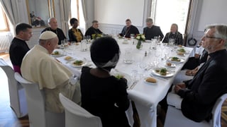 Papst mit Personen am Mittagstisch.