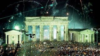 Menschenmassen am Brandenburger Tor und Feuerwerk