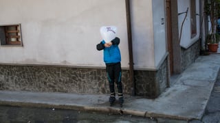 Ein Kind auf Rollschuhen, dass sich ein Herzballon vor das Gesicht hält. Ein Kind auf Rollschuhen, dass sich ein Herzballon vor das Gesicht hält.