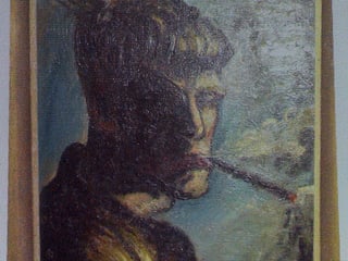 Ein Bild von einem Mann mit einer Zigarre.
